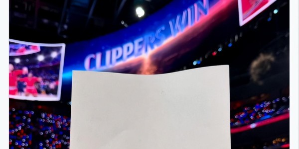 开云下载-信守承诺！球迷直播吃推文：曾放话快船若打出15胜3负他就这么干