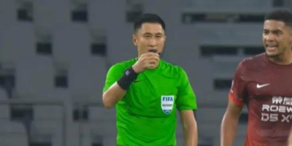 开云App-火爆上海德比8黄1红 马宁判罚数次引发两队争议