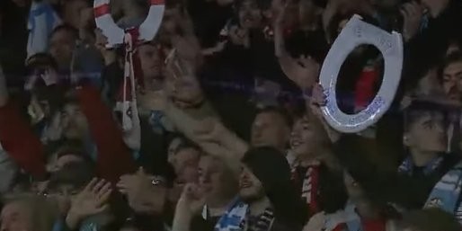 墨尔本城球迷高举马桶圈庆祝夺冠，因其形似澳超冠军奖杯